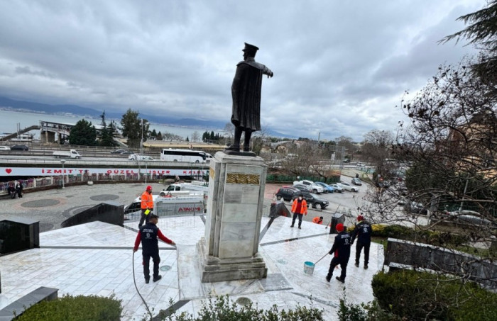 Büyükşehir, Atatürk Heykeli’nin temizliğini yaptı