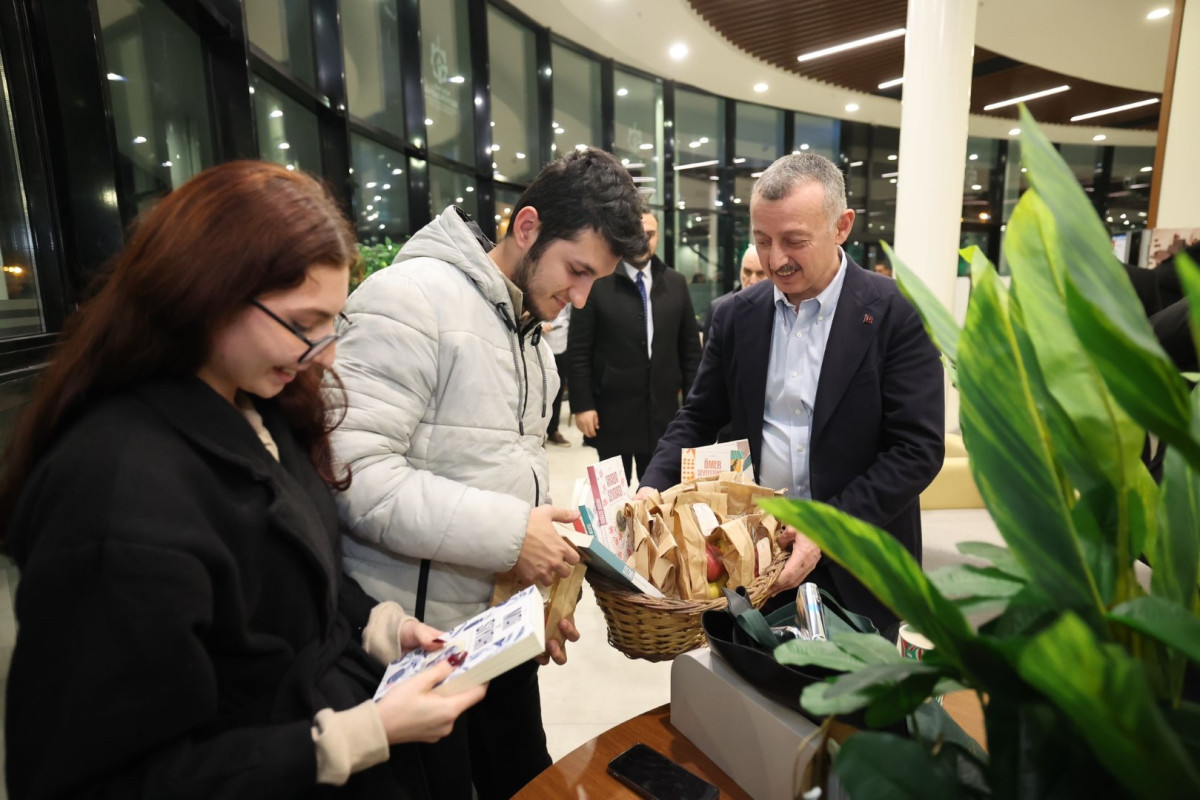 Kütüphanedeki öğrencilere Başkan Büyükakın’dan yeni yıl sürprizi